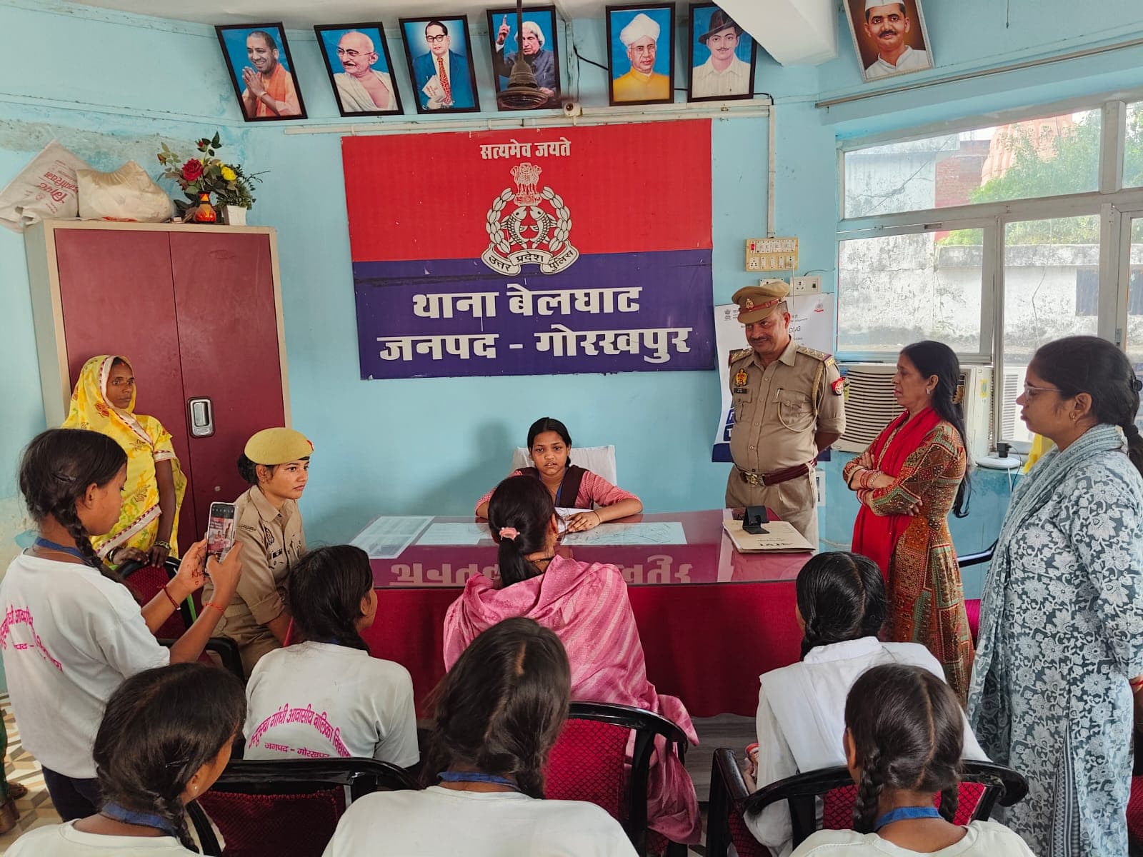 मिशन शक्ति के तहत कक्षा सात की छात्रा अस्मिता गौड़ बनीं एकदिन के लिए थाना ध्यक्ष सुनीं सभी के समस्यायें