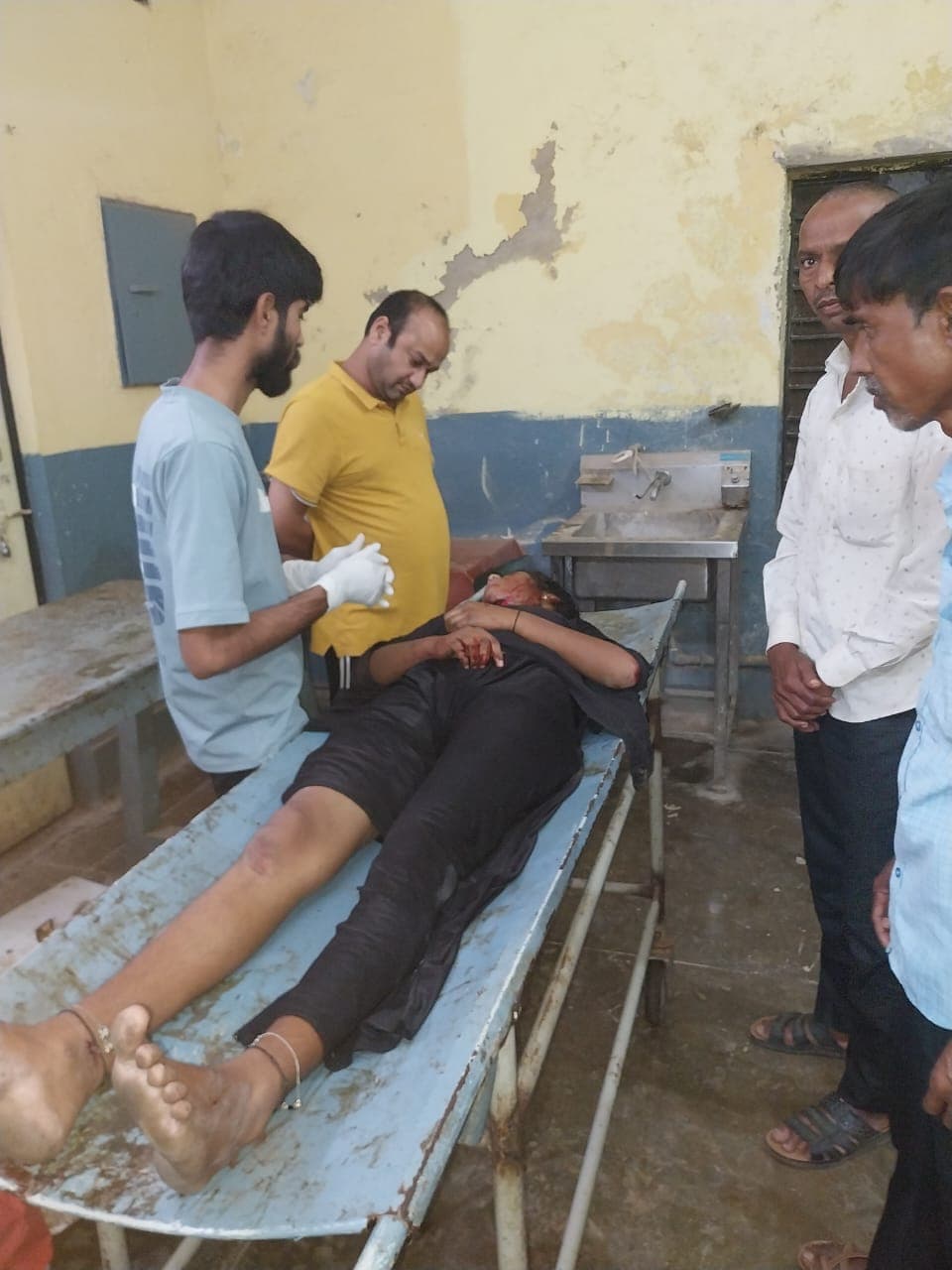 रेलवे पुल पार करते समय ट्रेन की चपेट में आई किशोरी, इलाज के दौरान मौत