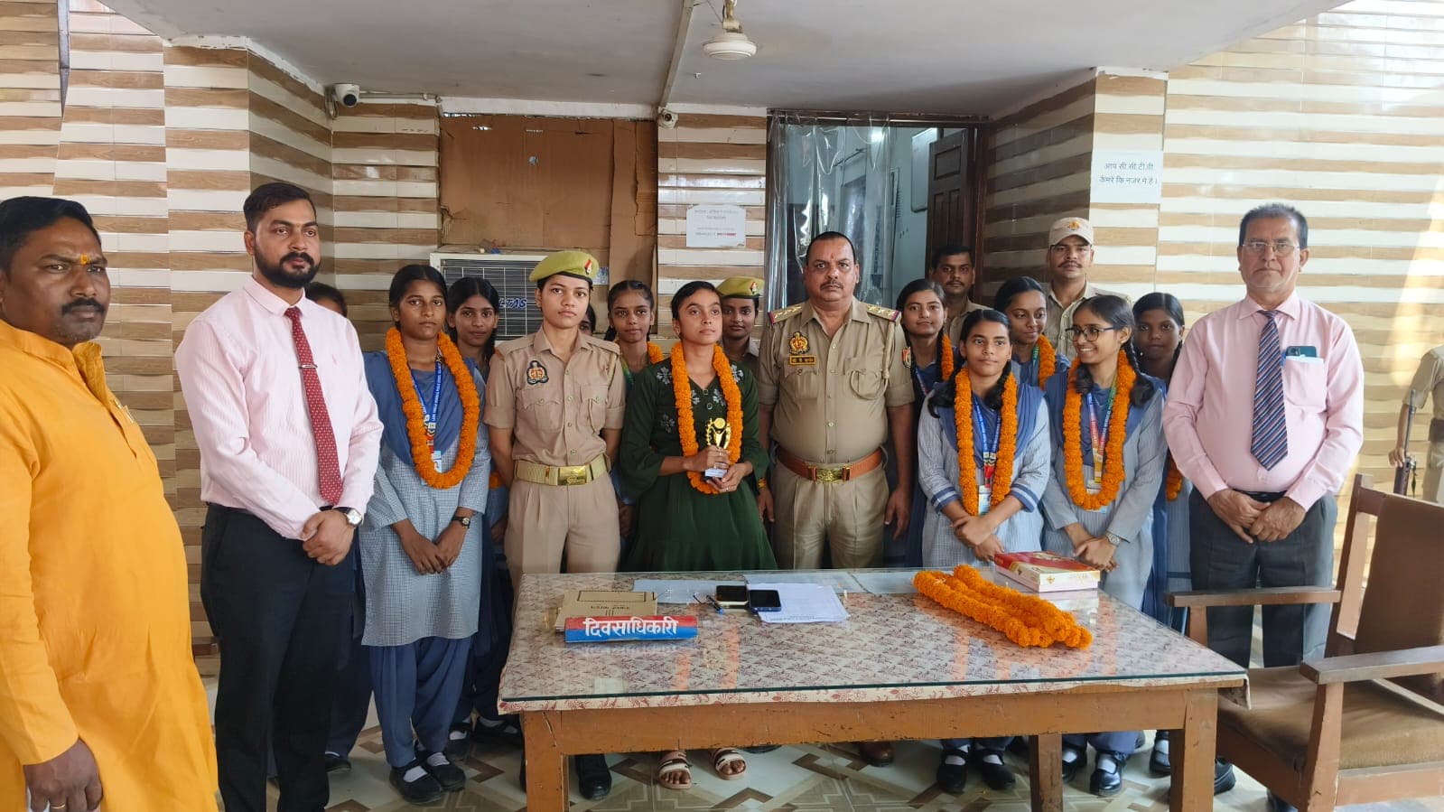 साहसी अमृता वर्मा और एलपीएम की 11 मेधावी छात्राएं सम्मानित