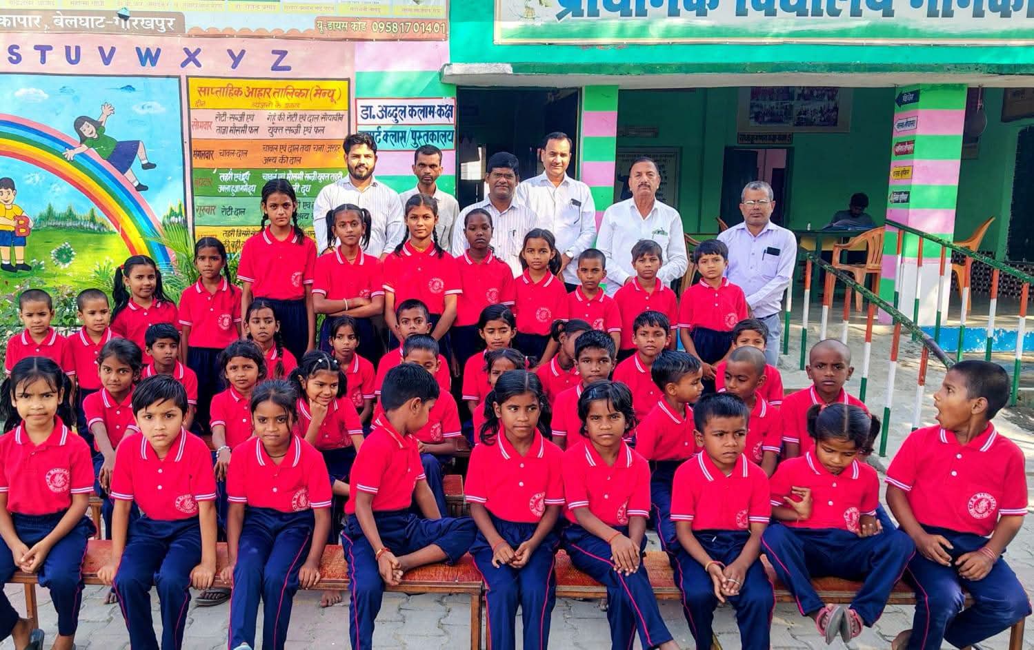 बेलघाट ग्राम पंचायत मनिकापार में बच्चों को वितरित की गई लोअर और टी-शर्ट,समाज सेवा की मिसाल बने तीन समाजसेवी