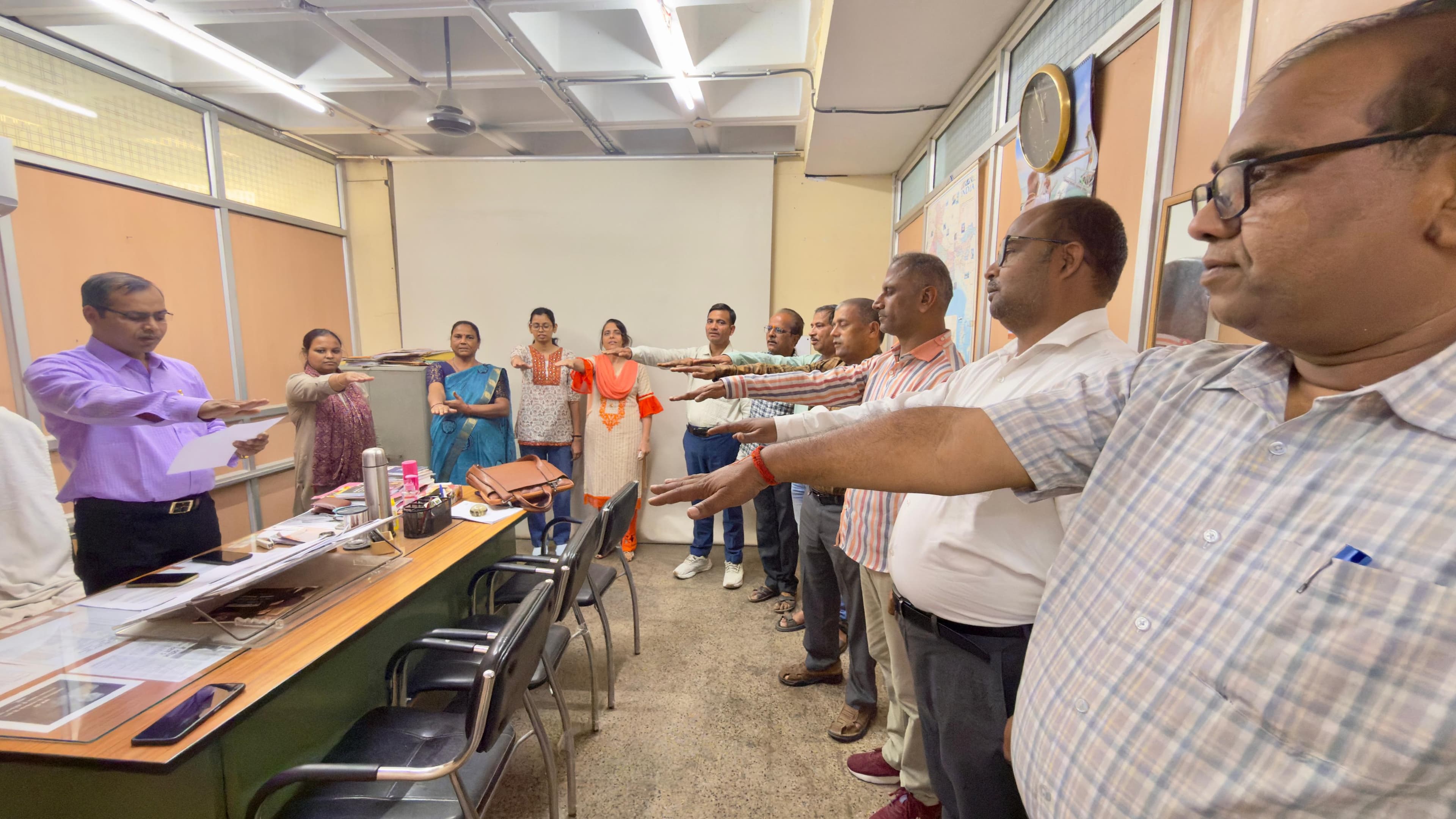 लखनऊ में आखिर क्यों एक साथ खड़े हुए अधिकारी-कर्मचारी? सत्यनिष्ठा की शपथ के पीछे छिपा है भ्रष्टाचार मुक्त भारत का संकल्प!