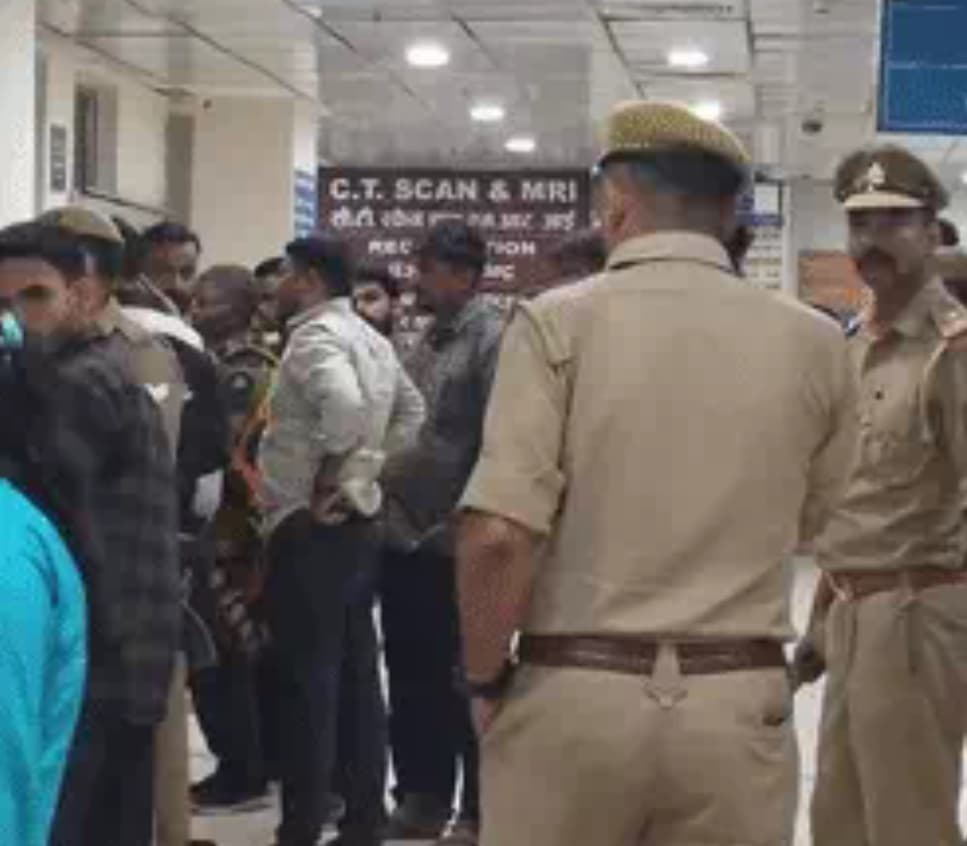 वाराणसी में पुलिस टीम पर ताबड़तोड़ फायरिंग, सिपाही को लगीं तीन गोलियां; दो युवक गिरफ्तार, एक फरार